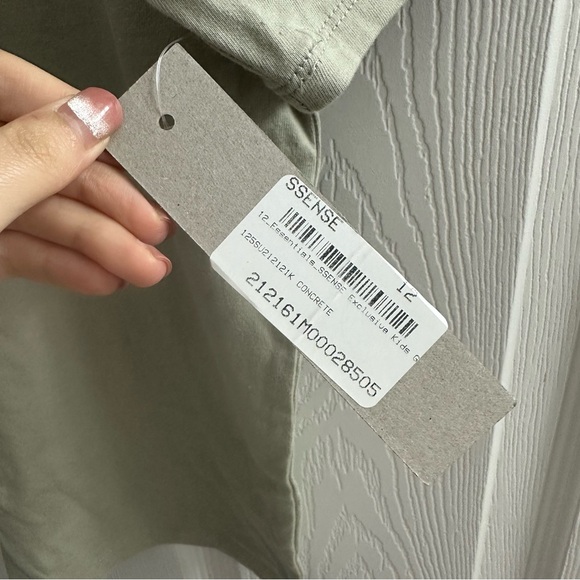 Brand new Essentials T-shirt - Picture 4 of 7